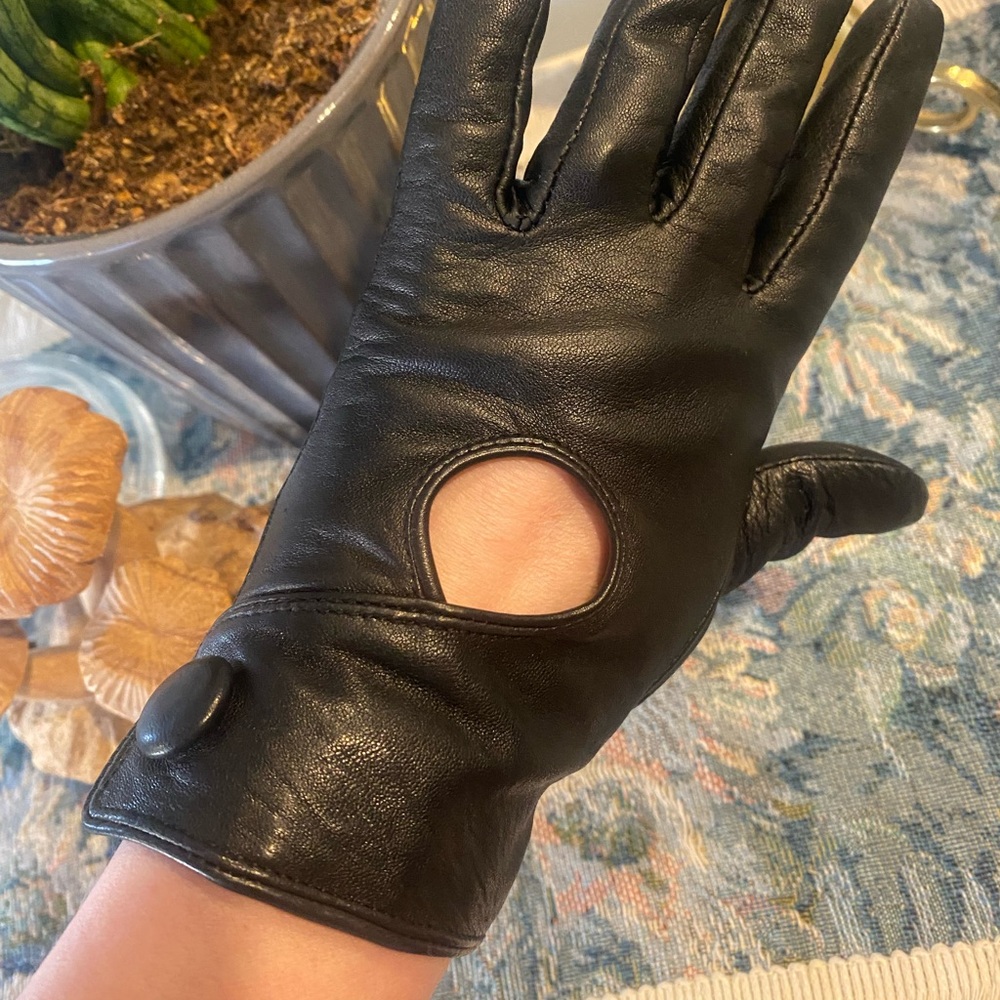 Danier Black Leather Women’s Gloves with Button Detail - Picture 4 of 5